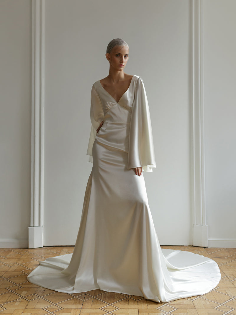 Robe de mariée à manches d'ange avec longue traîne