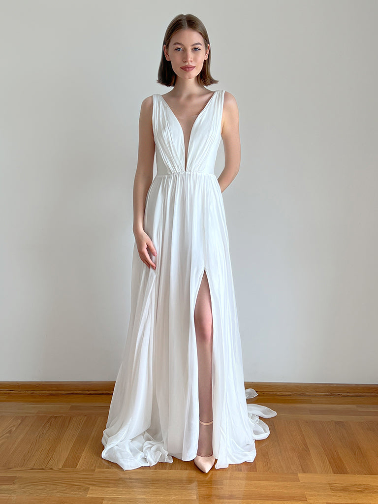 Robe de mariée Mistral en mousseline de soie naturelle, coupe A et fente devant, vue de face