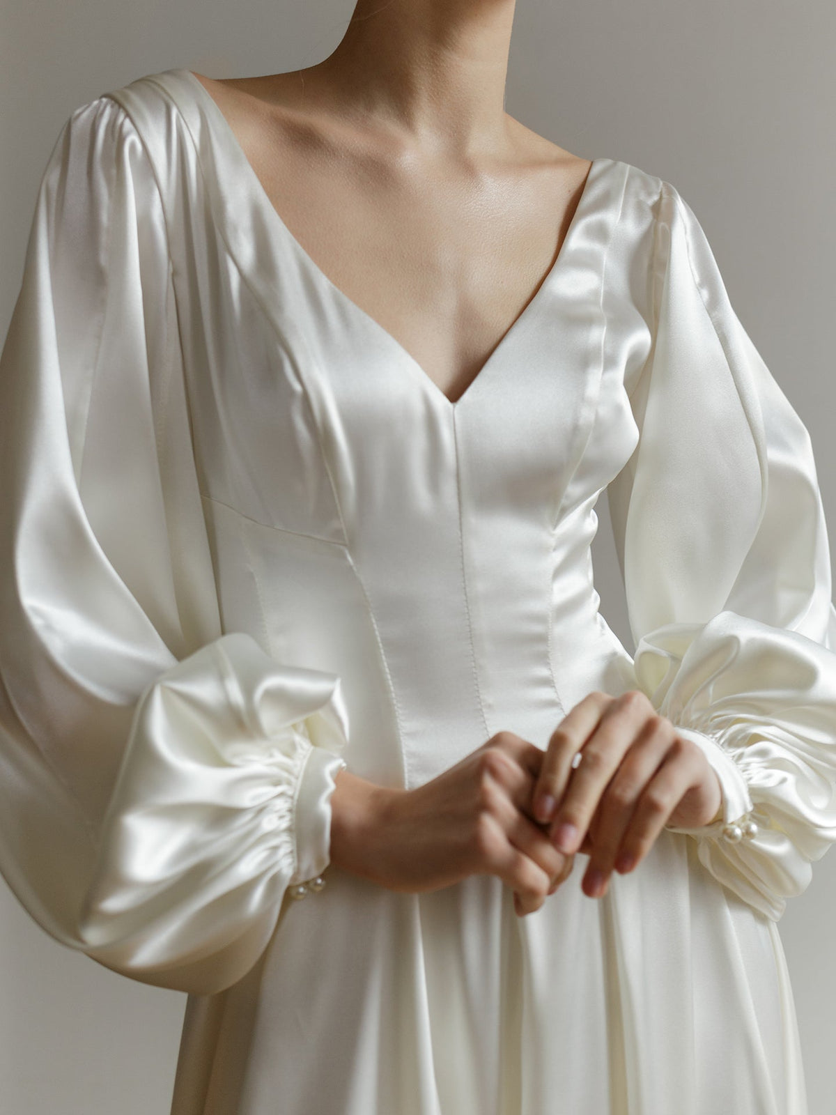 Robe Minerva, vue de face, silhouette minimaliste en satin