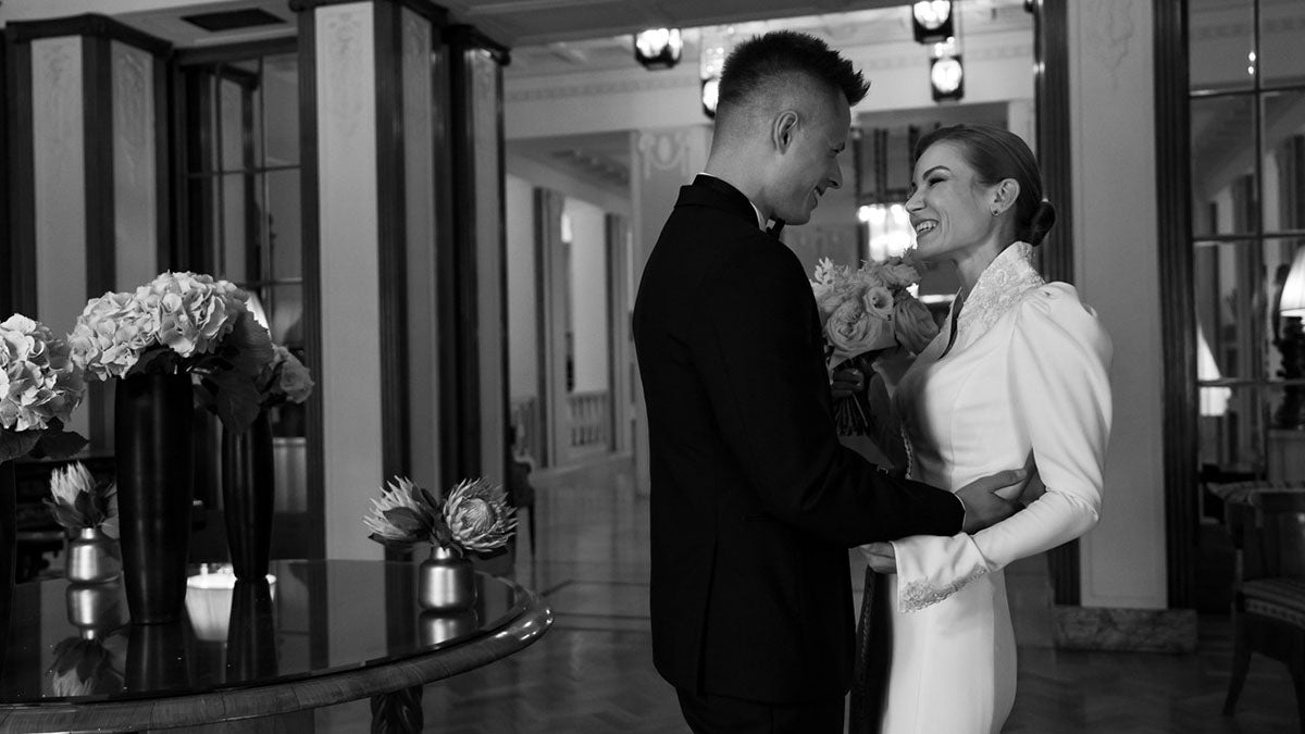 La Robe de Mariée d'Hiver d'Anna : Une Belle Création en Crêpe