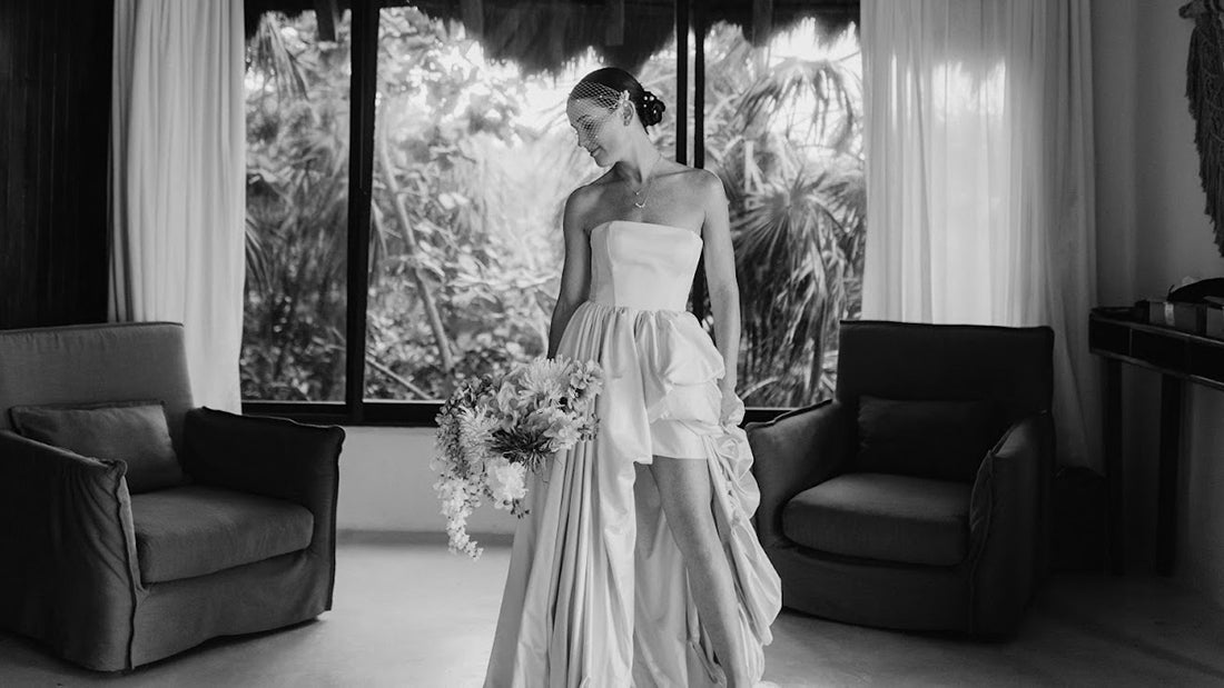 Un conte de fées moderne : l’élégance singulière d’une robe de mariée en bord de mer