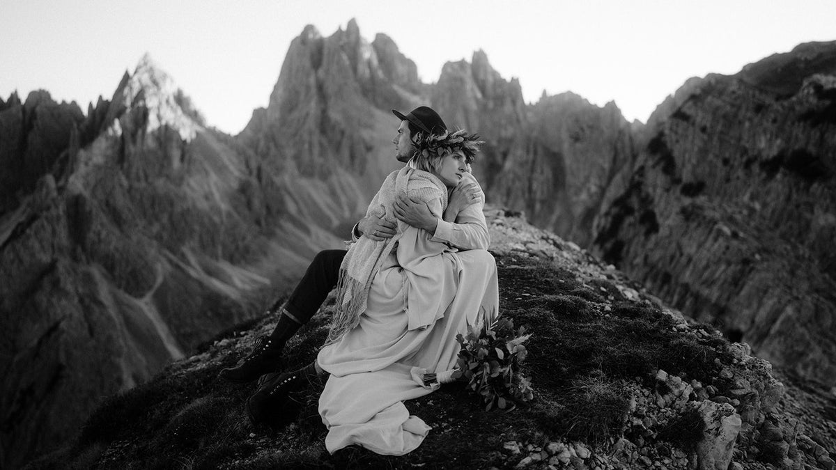 La robe de mariée unique d'Anna : Une histoire de recherche du tissu parfait et de conception d'une tenue authentique