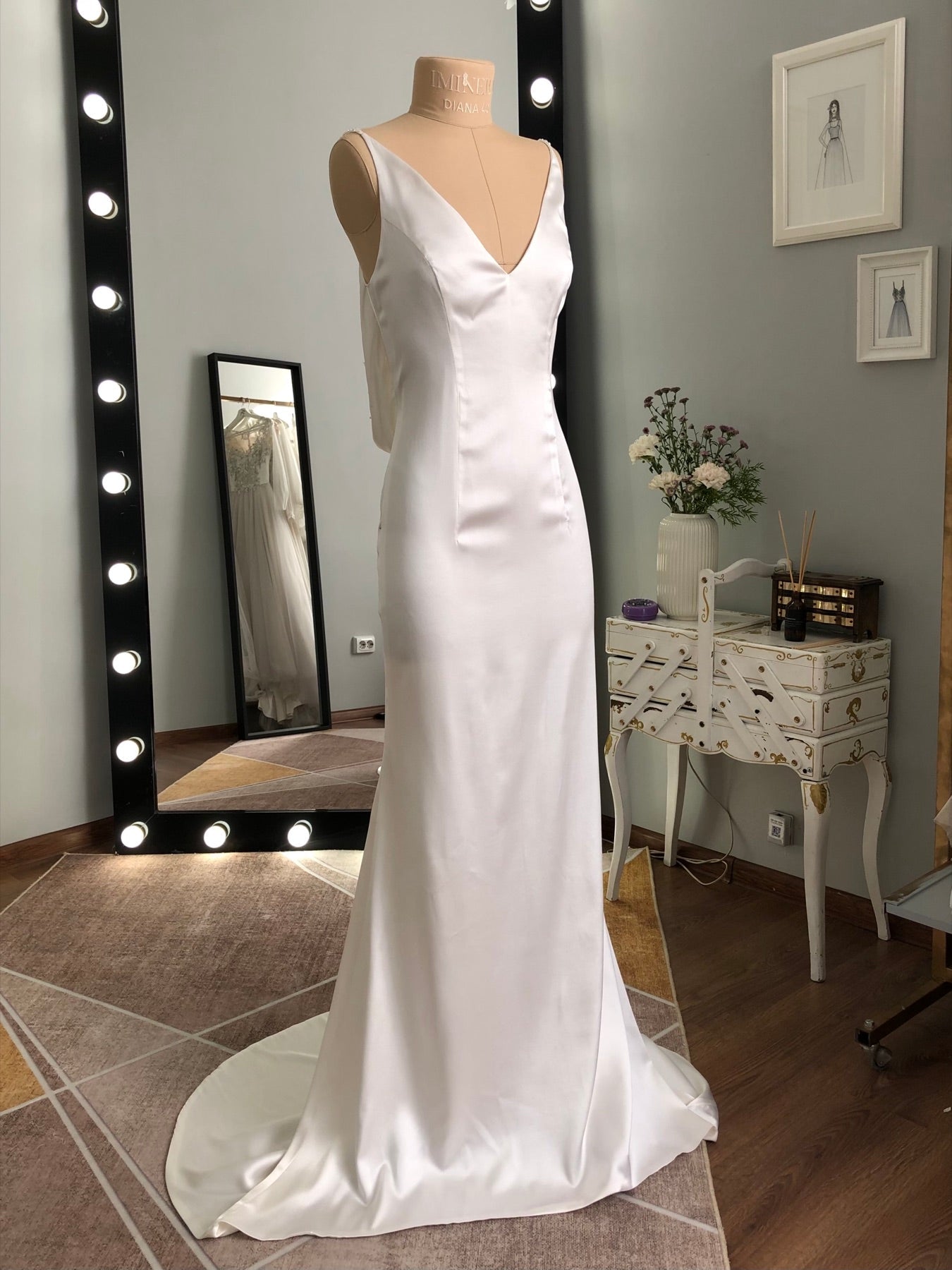 Sheath and Column Wedding Dresses: The Case for a Clean Vertical Line