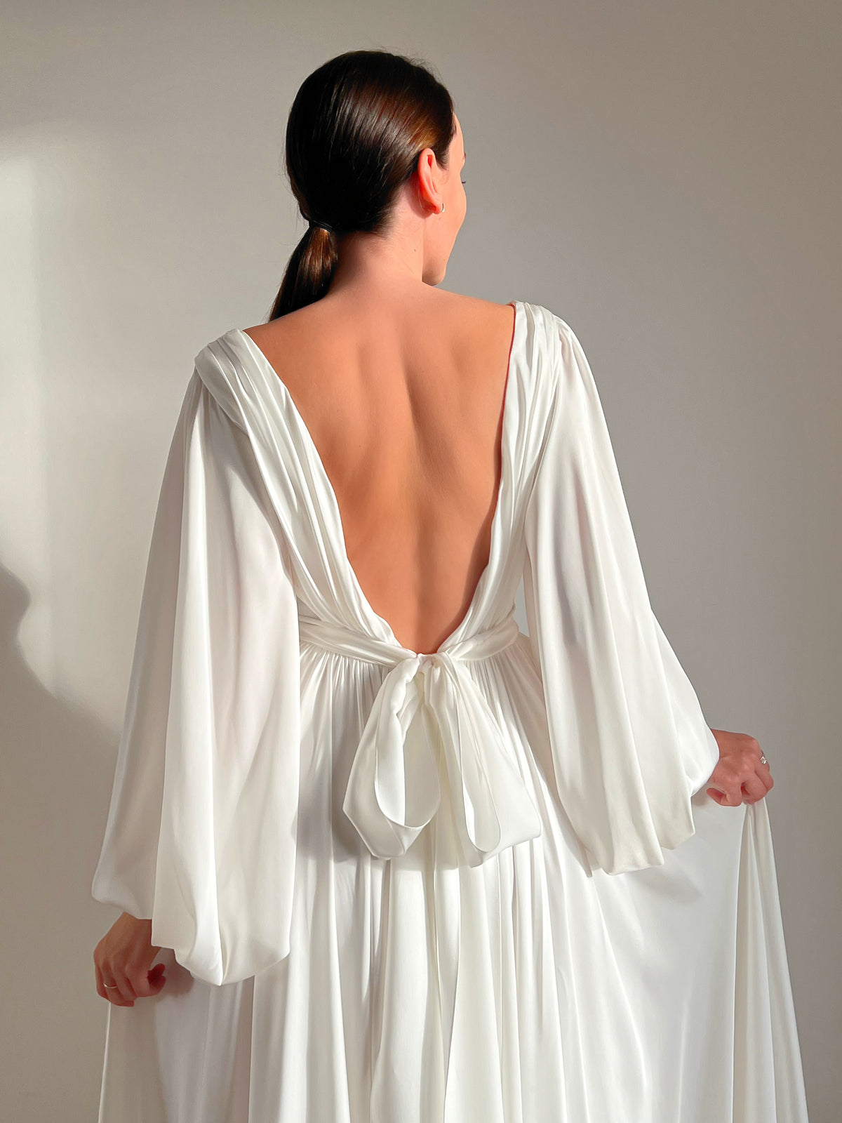 Backless wedding dress with voluminous balloon sleeves