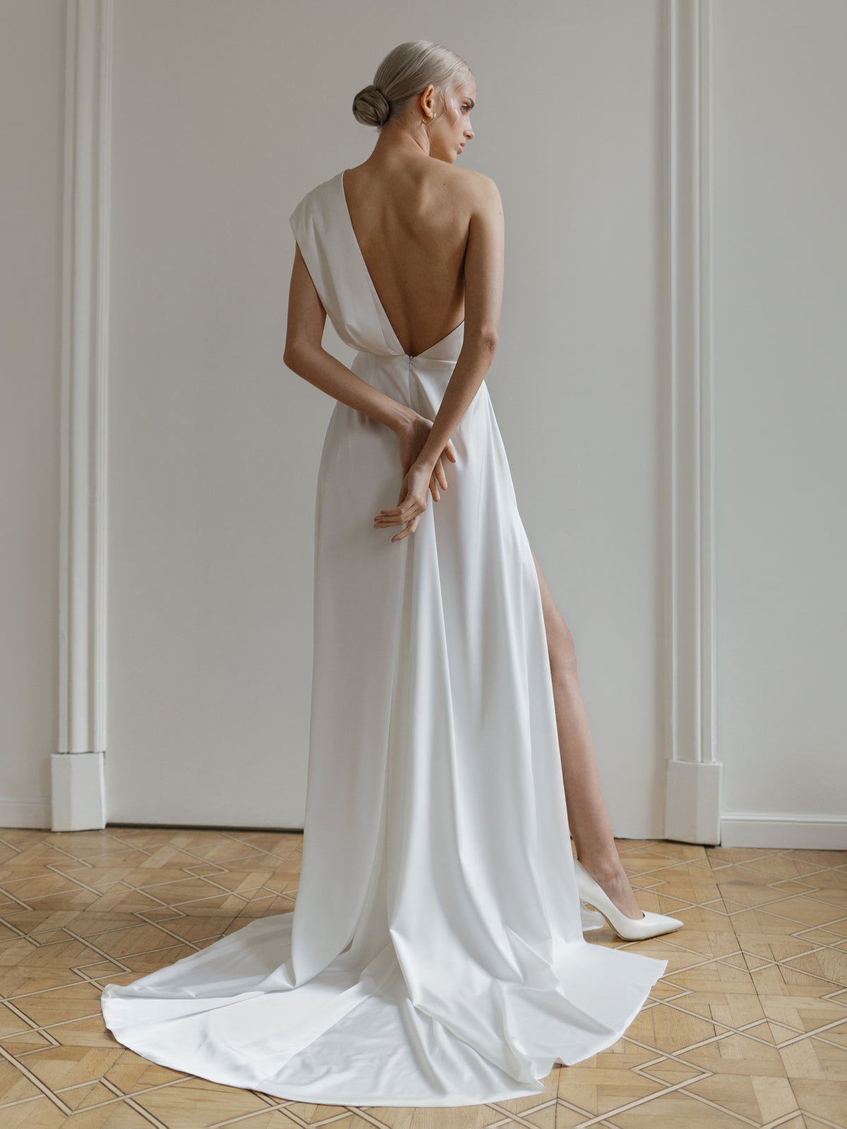 Nika wedding dress open back with long train