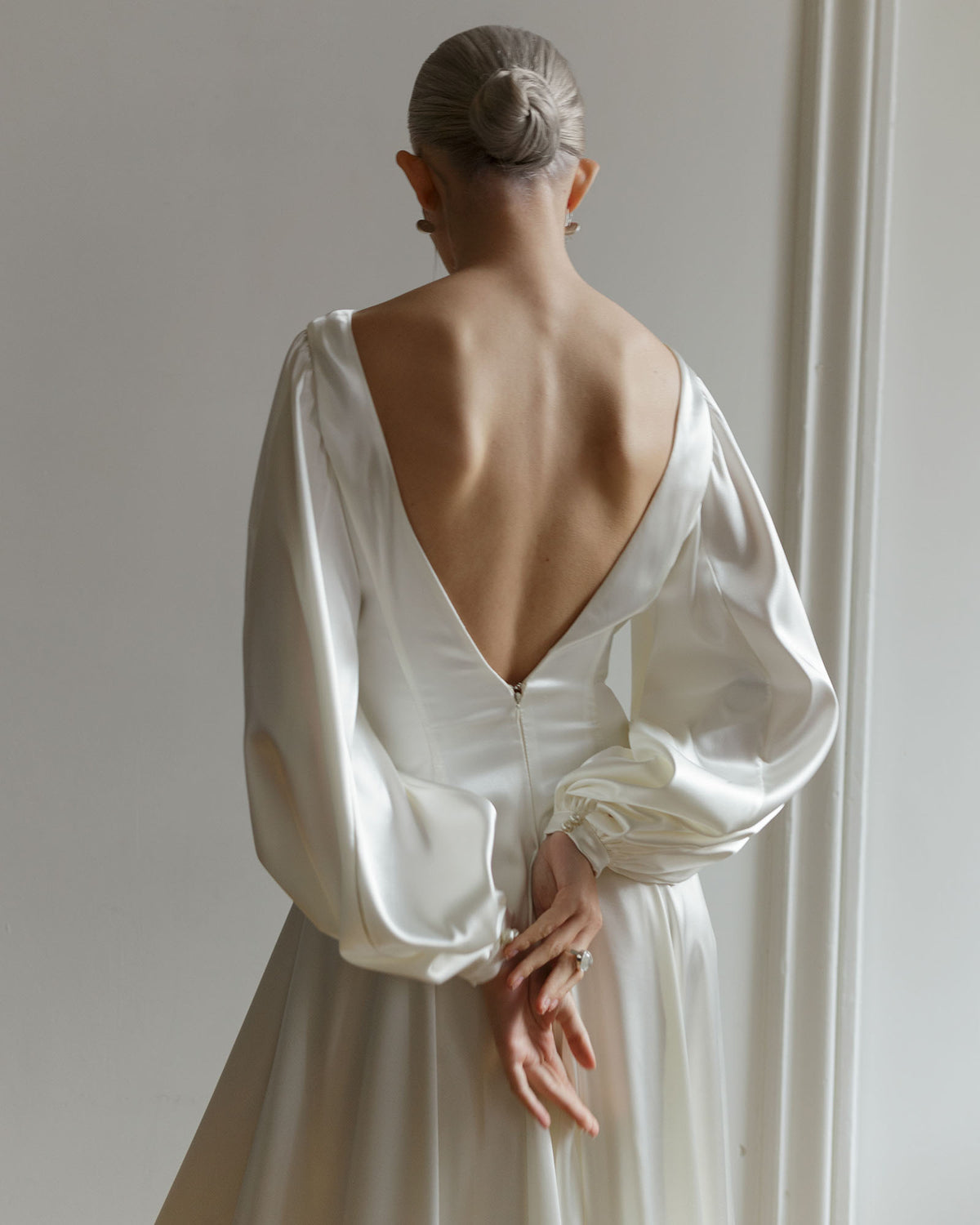Robe de mariée en satin à décolleté en V profond