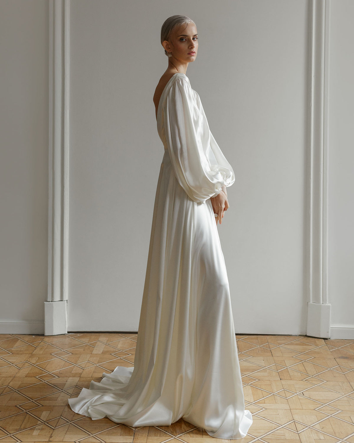 Robe de mariée en satin à manches longues