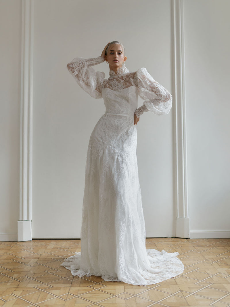 Robe de mariée en dentelle à col haut