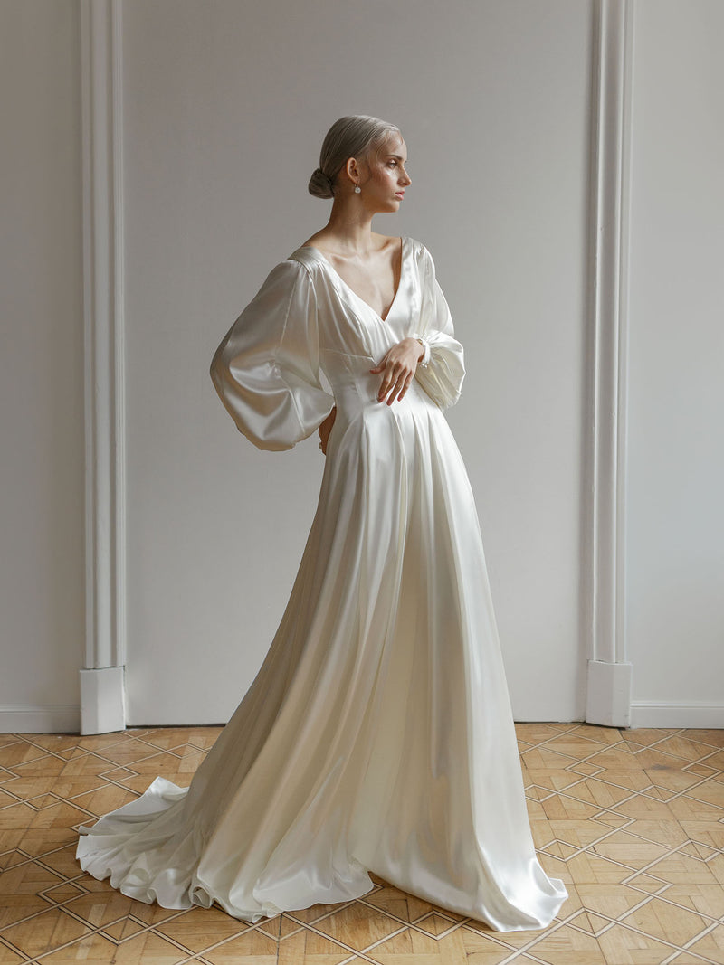 Robe de mariée en satin avec dos ouvert