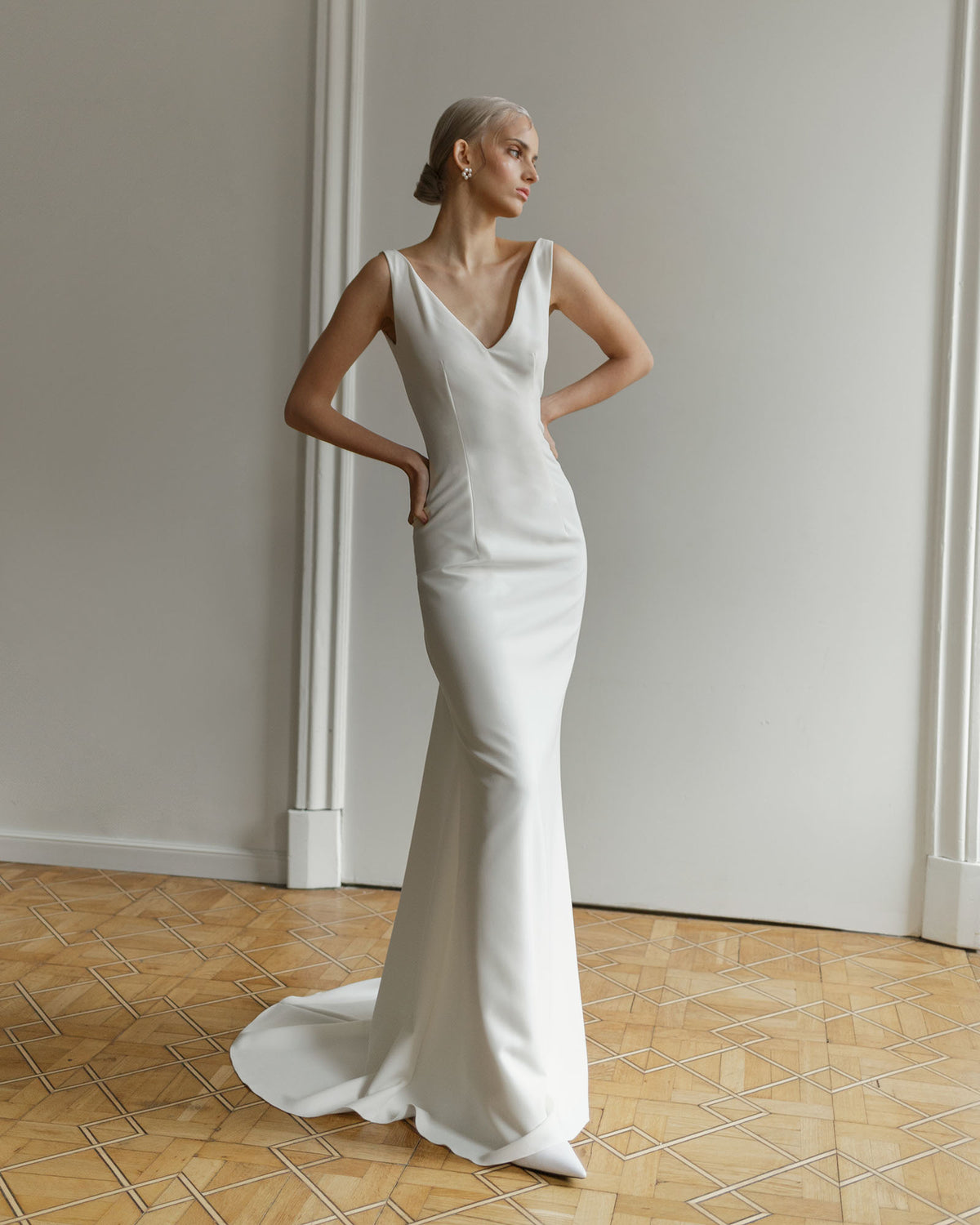 Minimalist mermaid wedding dress with open back — Lutien Bridal